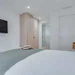 Center Boulevard Apartment *